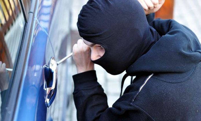 Hoț prins de polițiștii din Motru după ce a spart trei mașini