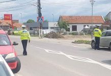 Prins de polițiști conducând un autoturism radiat din circulație