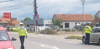 Prins de polițiști conducând un autoturism radiat din circulație