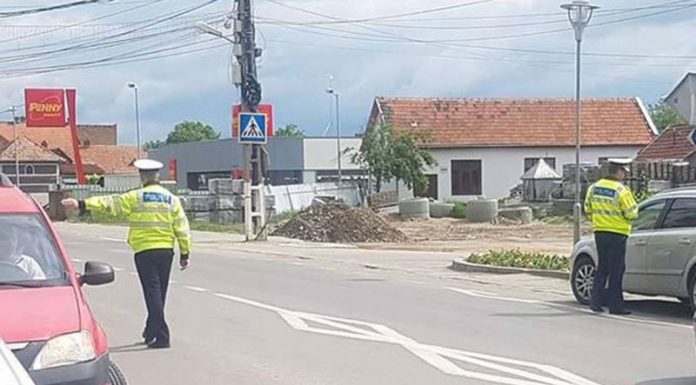 Prins de polițiști conducând un autoturism radiat din circulație