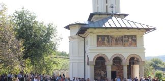 Sfântă Liturghie oficiată la Hramul Mănăstirii Târgu-Logreşti, Gorj (I) – ,,Să punem totul sub semnul crucii, pentru că e o taină însuşi modul cum ne alegem calea spre Dumnezeu”!