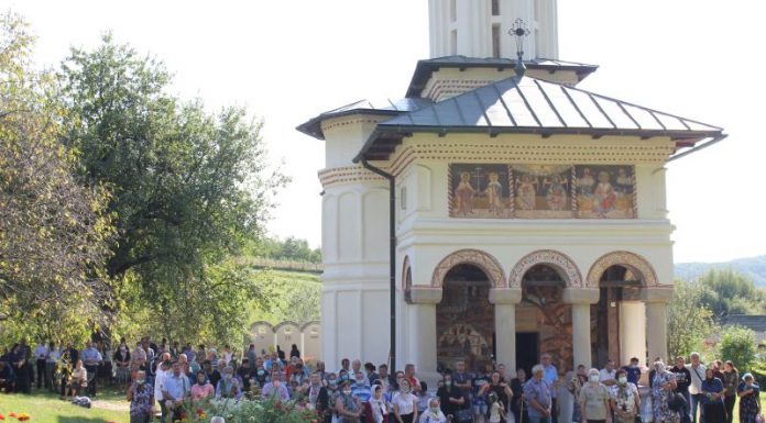 Sfântă Liturghie oficiată la Hramul Mănăstirii Târgu-Logreşti, Gorj (I) – ,,Să punem totul sub semnul crucii, pentru că e o taină însuşi modul cum ne alegem calea spre Dumnezeu”!