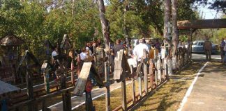 Educaţia…şi Lecţia de viaţă – La sărbătoarea «Muzeului Crucilor» din satul Măceşu, Gorj! – „«Pomul Vieţii», cred că este ceva unic, prin faptul că aici sunt numai cruci de pomenire pentru marii noştri oameni de artă, de cultură, de litere, actori, regizori, cântăreţi, politicieni etc.”!