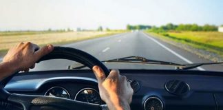 Tânăr fără permis, lăsat să conducă chiar de tatăl său