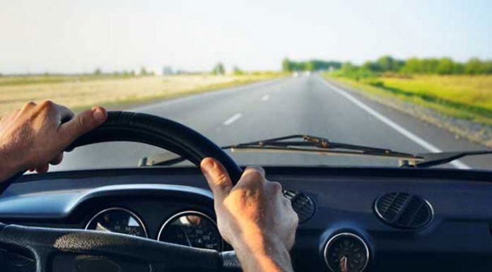 Tânăr fără permis, lăsat să conducă chiar de tatăl său