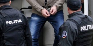 Tânăr încarcerat de polițiști, după ce a fost condamnat pentru distrugere și tulburarea ordinii publice
