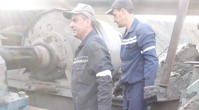 Protest cu banderole albe la Cariera Lupoaia