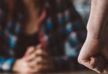 A fugit cu copiii de acasă, din cauza soțului gelos