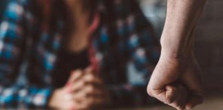 A fugit cu copiii de acasă, din cauza soțului gelos