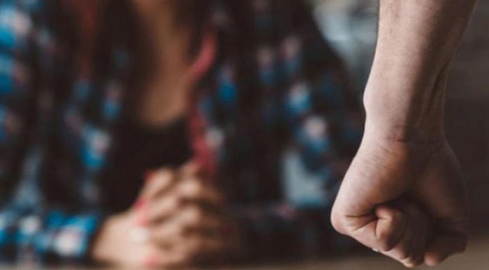 A fugit cu copiii de acasă, din cauza soțului gelos