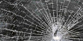 Cercetat după ce a spart geamul unui magazin cu o piatră