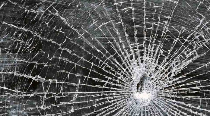 Cercetat după ce a spart geamul unui magazin cu o piatră