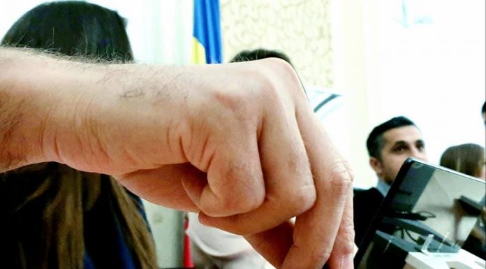 Reguli la vot! Nu mai mult de cinci alegători în secție. Masca trebuie dată jos pentru identificare