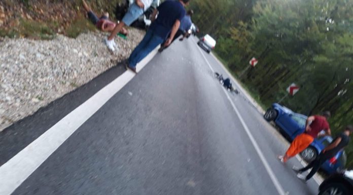 La spital, după ce au fost aruncați de pe motocicletă de un autoturism