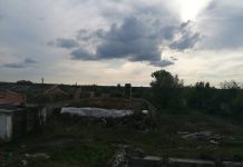 VIDEO: Avicarvil, acuzată de poluare la Scoarța! Localnicii reclamă mirosul pestilențial de cadavre din perimetrul fostelor hale Avicola