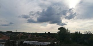 VIDEO: Avicarvil, acuzată de poluare la Scoarța! Localnicii reclamă mirosul pestilențial de cadavre din perimetrul fostelor hale Avicola