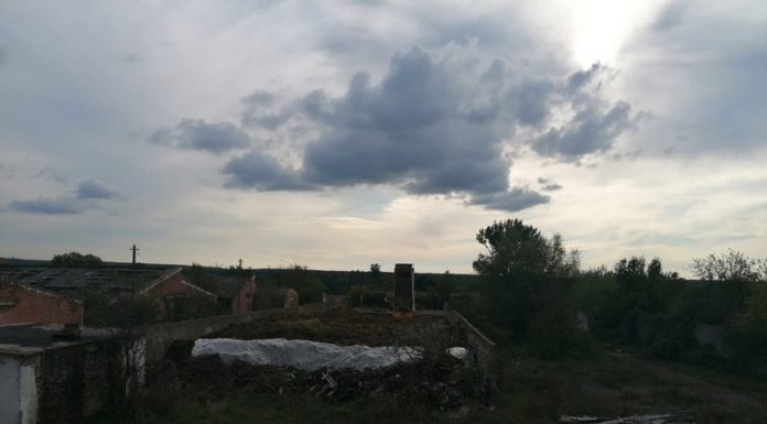 VIDEO: Avicarvil, acuzată de poluare la Scoarța! Localnicii reclamă mirosul pestilențial de cadavre din perimetrul fostelor hale Avicola