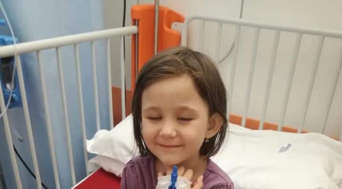 Un copil din Țânțăreni și-a donat banii din pușculiță pentru Iulia