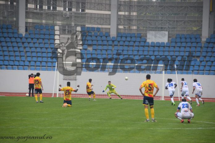 Două penaltiuri au îngropat Pandurii
