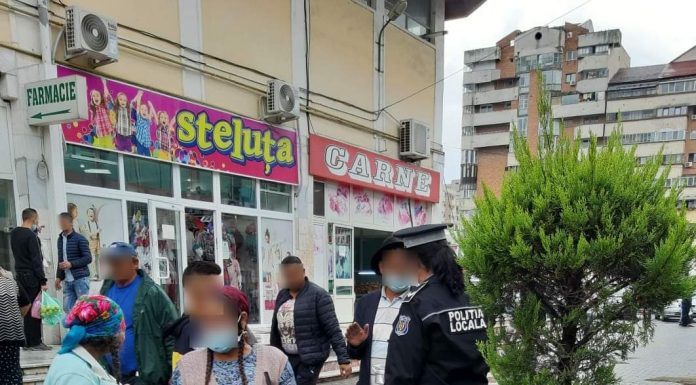 Comercianții ambulanți din Piața Mare, și amendați, și cu marfa confiscată