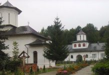 Sfântă Liturghie oficiată la Hramul Mănăstirii «Sfânta Treime» din localitatea Strâmba-Jiu, Oraşul Turceni, Protopopiatul Târgu-Jiu sud, judeţul Gorj – ,,Să ne rugăm la icoana Maicii Domnului din biserică, pentru că aici este altarul nostru de jertfă în care ne rugăm pentru aproapele nostru şi pentru izbăvirea de povara păcatului”!