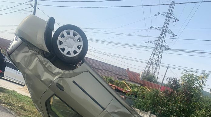 FOTO: La spital, după ce s-a răsturnat cu mașina