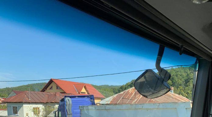 FOTO: Accident la Izvoare, tir oprit în curtea unui localnic