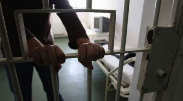 În arest, după ce a bătut și amenințat un bărbat