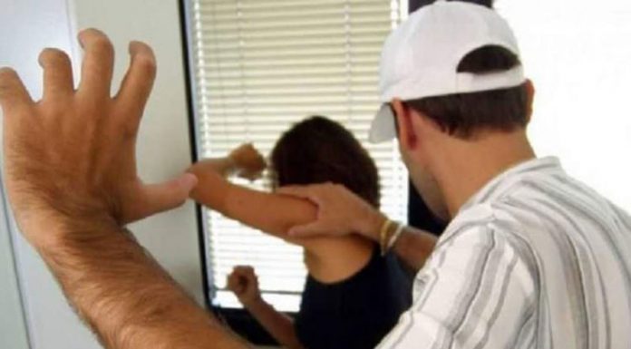 Bătută și amenințată cu moartea de soț