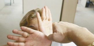 A sunat la 112, după ce a fost bătută de soț