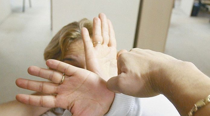 A sunat la 112, după ce a fost bătută de soț