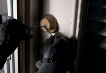 La 14 ani, reținuți pentru furt, prejudiciul, de peste 12.000 de lei