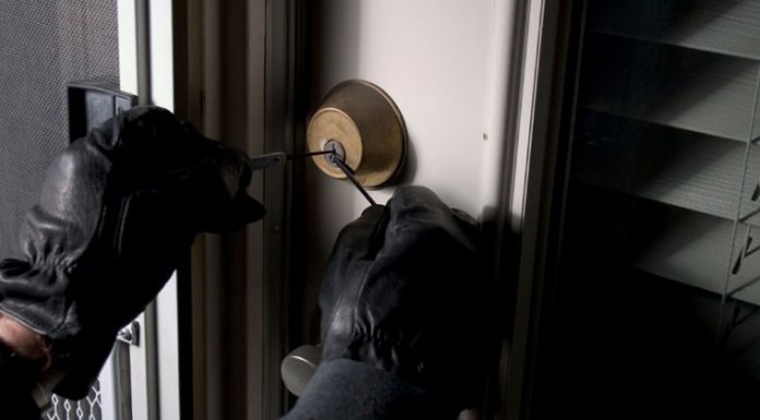 La 14 ani, reținuți pentru furt, prejudiciul, de peste 12.000 de lei