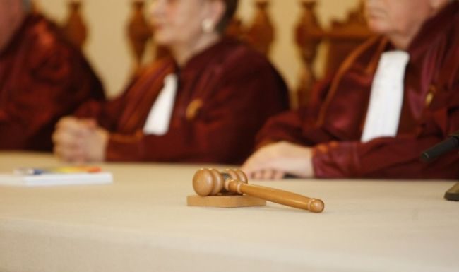 CCR: O prevedere prin care erau sancţionaţi funcţionarii publici, declarată neconstitutională