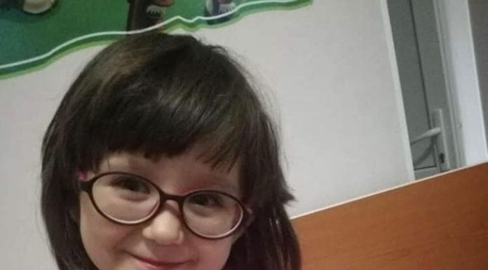 Iulia are cinci ani și se luptă cu leucemia! Comunitățile din Țânțăreni și Filiași și-au dat mâna să ajute fetița să învingă boala