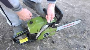 Reținut după ce și-a amenințat vecina cu drujba