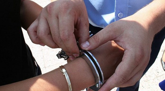 Încătușat după ce i-a dat șpagă 5000 de lei unui polițist!