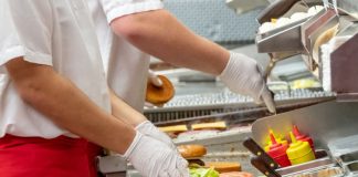 Fast-food din Târgu-Jiu, cu vitrină murdară și ruginită, amendat de DSVSA