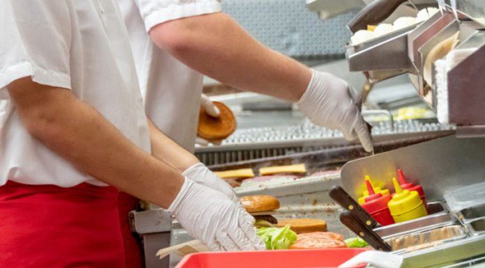 Fast-food din Târgu-Jiu, cu vitrină murdară și ruginită, amendat de DSVSA