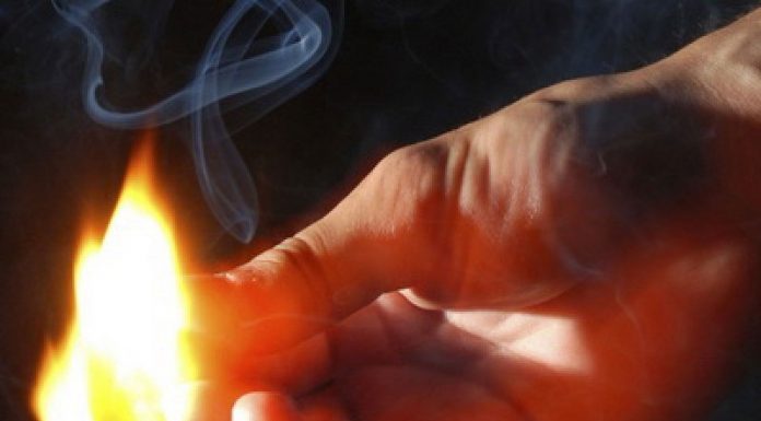 S-a răzbunat pe unchiul său, dându-i foc la casă