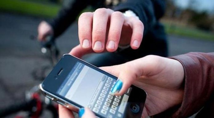 Tânără tâlhărită și lăsată fără telefonul mobil