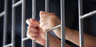 Încarcerat de polițiști, după ce a condus băut și fără permis