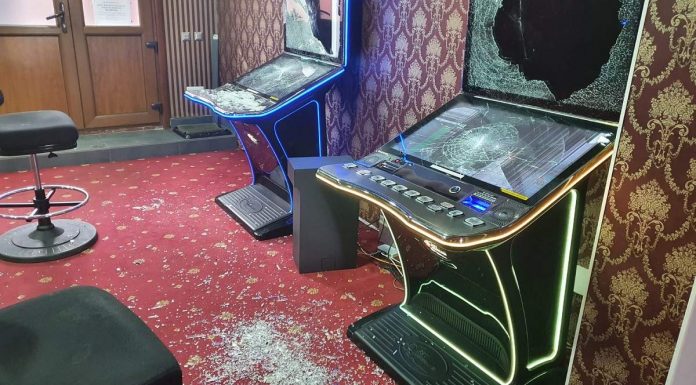 Tânăr din Rovinari, cercetat pentru că a distrus 11 aparate de jocuri de noroc, după ce a pierdut la ,,păcănele”