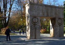 O nouă curățare a operelor din Ansamblul Monumental ,,Calea Eroilor”, de la Târgu-Jiu