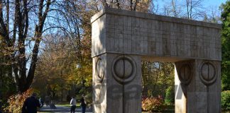 O nouă curățare a operelor din Ansamblul Monumental ,,Calea Eroilor”, de la Târgu-Jiu