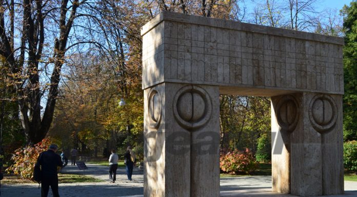 O nouă curățare a operelor din Ansamblul Monumental ,,Calea Eroilor”, de la Târgu-Jiu