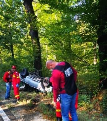 Mașină răsturnată în Pădurea Dumbravei