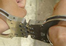 Reținut după ce și-a bătut și amenințat vecina