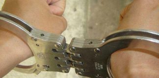 Reținut după ce și-a bătut și amenințat vecina