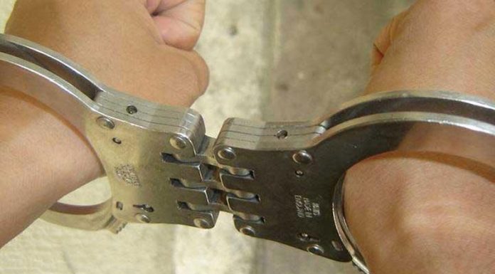 Reținut după ce și-a bătut și amenințat vecina